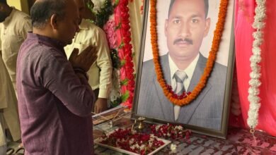 Photo of विद्यालय संस्थापक की पुण्य तिथि पर,गरीब परिवार के 15 बच्चों का निशुल्क दाखिला फ़ोटो : देवढ़ी गांव स्थित एसएस पब्लिक स्कूल में बच्ची के स्वजन को बैग देते शिक्षक।