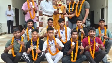 Photo of सुल्तानपुर में एसएस देव स्कूल के खिलाड़ियों ने जीता रजत पदक फ़ोटो : एसएस देव पब्लिक स्कूल में कप के साथ विजेता टीम के खिलाड़ी।