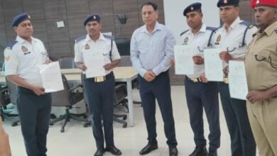 Photo of बारिश में ड्यूटी निभाने वाले यातायात पुलिसकर्मी सम्मानित* **अखबार में छपी खबर को पढ़कर एडीजी यातायात एवं सड़क सुरक्षा ने प्रशस्ति पत्र देकर हौसला बढ़ाया*