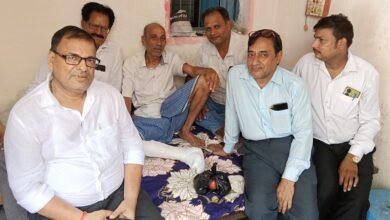 Photo of *वरीय अधिवक्ता मुन्नन तिवारी के गांव मिलने पहुंचे *संघ के पूर्व महासचिव मंटू पाण्डेय सहित कई* *अधिवक्ता