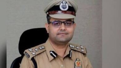Photo of *विनीत राय हत्याकांड में लापरवाही पर तत्कालीन कोतवाल समेत दो निलंबित*  **कटरा गैंग की गतिविधियों पर शिकायतों के बावजूद कार्रवाई न करने का आरोप, डीआईजी के निर्देश पर विभागीय जांच शुरू*।