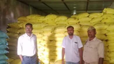 Photo of *स्टॉक मे अंतर पाए जाने पर D M के आदेश से दो उर्वरक विक्रेताओं पर FIR**