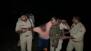 Photo of थाना रामपुर मांझा पुलिस टीम द्वारा शातिर गौ तस्कर पुलिस मुठभेड़ में घायल/गिरफ्तार, जिसके कब्जे से 01 अदद अवैध तमंचा .315 बोर, 01 अदद बोलेरो गाड़ी व 03 राशि गोवंश बरामद