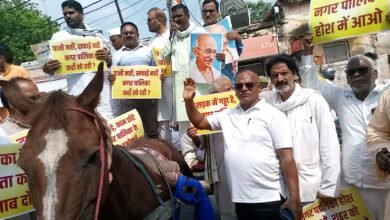 Photo of गाजीपुर की जर्जर सड़कों से जनता त्रस्त, भ्रष्टाचार और लापरवाही के खिलाफ घोड़ा-गाड़ी पर निकले कांग्रेस कार्यकर्ता*