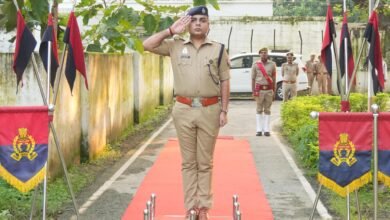 Photo of पुलिसलाइन में पुलिस अधीक्षक ने ली परेड की सलामी, कर्मचारियों को अनुशासन एकरूपता एवं की कराई परेड डायाल112 गाड़ियों का गहनता से किया निरीक्षण
