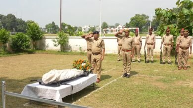 Photo of पुलिस अधीक्षक गाजीपुर द्वारा शहीद स्मृति स्थल पुलिस लाइन गाजीपुर में मृतक उ0नि0 राजबली यादव को दी गयी नम आँखों से श्रद्धांजलि