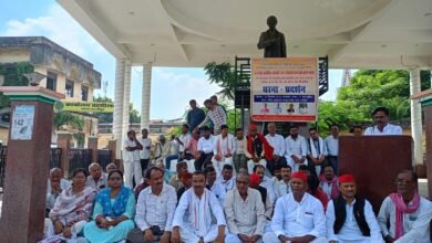 Photo of *नंदगंज तहसील बनाओ ,नगर पंचायत बनाओ, संघर्ष मोर्चा के तत्वावधान में आयोजित धरना प्रदर्शन में नंद गंज को तहसील,नगर पंचायत  बनाने की ,ट्रेनों की ठहराव की उठी मांग**