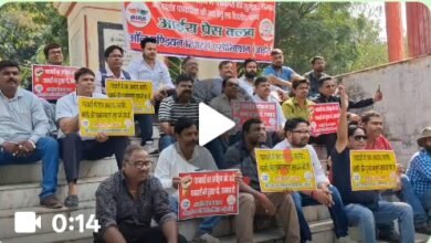 Photo of *मामला कमिश्नर कानपुर नगर का*     **पत्रकारों के साथ अभद्रता, मारपीट और धमकियों के विरोध में धरना-प्रदर्शन* **पत्रकारों की सुरक्षा व सम्मान की उठी मांग*  **पत्रकारों पर कथित दुर्भावना पूर्ण मुकदमे दर्ज किए जाने को लेकर पत्रकारों में आक्रोश, *स्वतंत्र पत्रकारिता की रक्षा के लिए एकजुट होकर उठाई आवाज**